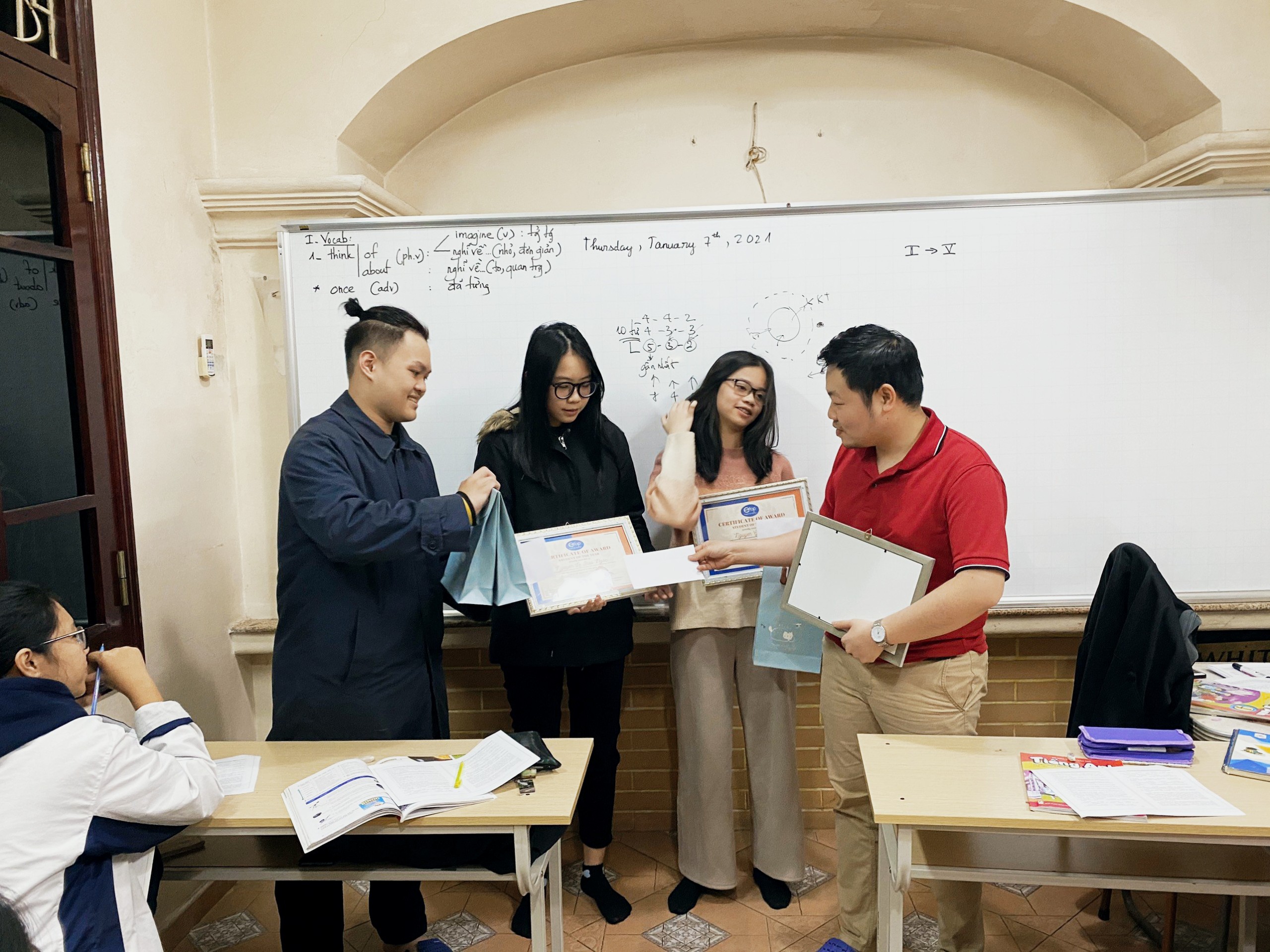 Khoảnh khắc trao giấy khen cho học sinh tiêu biểu ETOP năm 2020